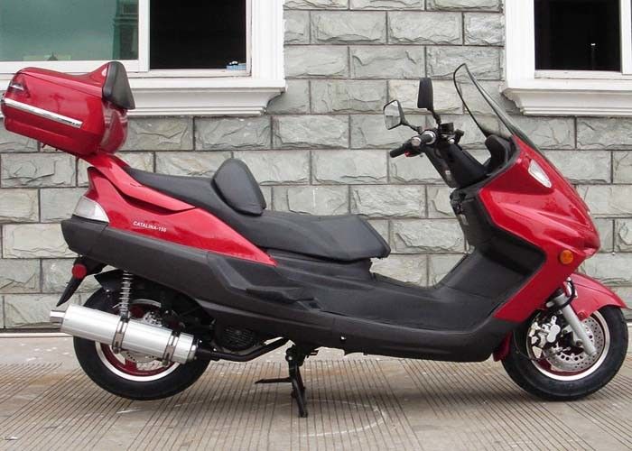 Scooter à moteur rouge avec le frein de main, scooteur 150cc avec la lumière forte