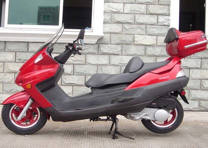 Scooter à moteur rouge avec le frein de main, scooteur 150cc avec la lumière forte
