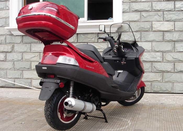 Scooter à moteur rouge avec le frein de main, scooteur 150cc avec la lumière forte
