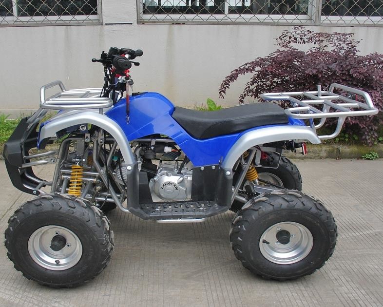 La jeunesse automatique d'embrayage emballant la moto 7