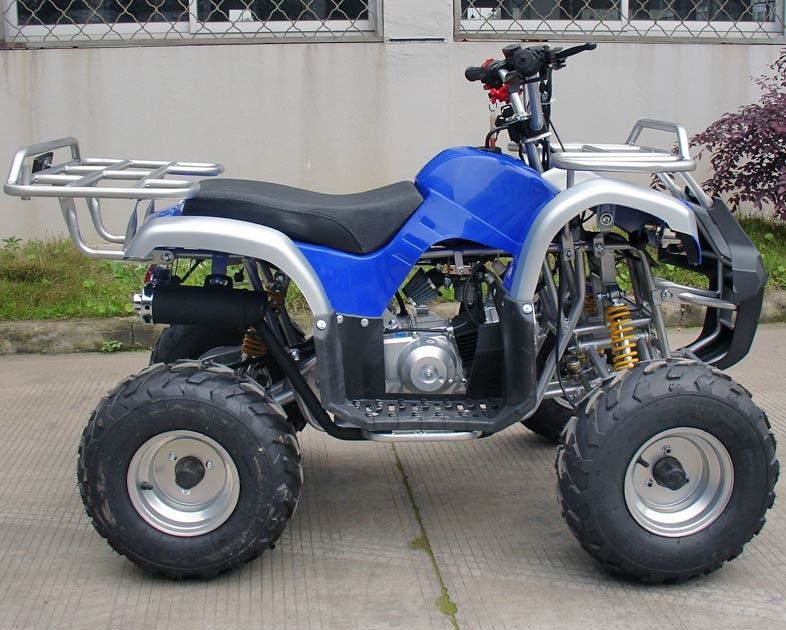 La jeunesse automatique d'embrayage emballant la moto 7