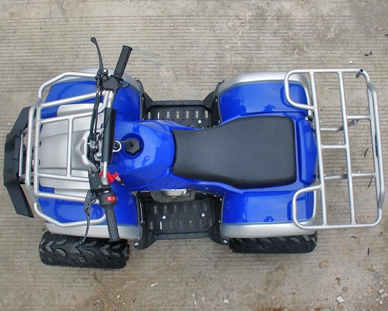 La jeunesse automatique d'embrayage emballant la moto 7