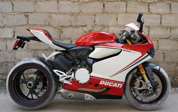 Style haute puissance de Ducati de motos à quatre temps 1199cc avec 90° « L » cylindre jumeau