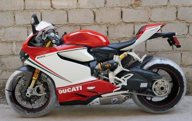 Style haute puissance de Ducati de motos à quatre temps 1199cc avec 90° « L » cylindre jumeau