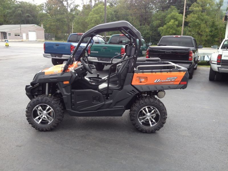 2 CF de véhicules utilitaires de gaz de Seat 800cc circulent en voiture UTV avec le moteur actionné fort