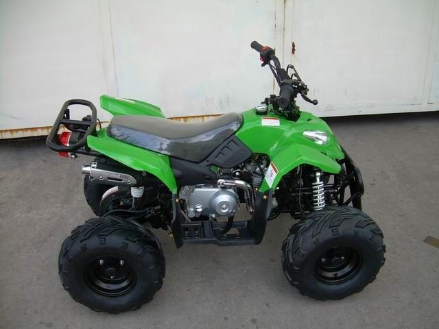 jeunesse 110CC emballant 4 rouleurs pour le chemin forestier, vitesse maximum 50km/h