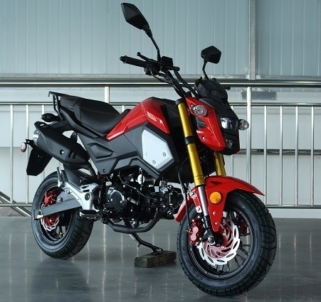 Moto de version spéciale avec transmission manuelle, démarrage électrique, deux phares, roues de 12 pouces