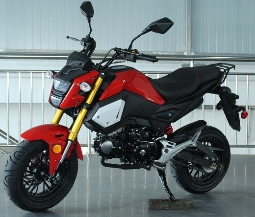 Moto de version spéciale avec transmission manuelle, démarrage électrique, deux phares, roues de 12 pouces