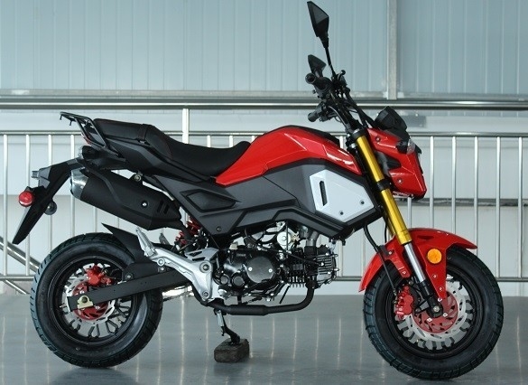 Moto de version spéciale avec transmission manuelle, démarrage électrique, deux phares, roues de 12 pouces